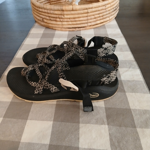 Chaco Black and White Sandals Size 8.5 Womans Like New - Picture 3 of 6